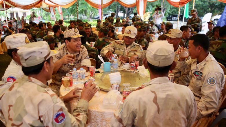 Cambodian Navy officials drink beer as they enjoy a lunch break after a closed-door meeting with Prime Minister Hun Sen yesterday in Stung Treng province. Facebook Cambodian Navy officials drink beer as they enjoy a lunch break after a closed-door meeting with Prime Minister Hun Sen yesterday in Stung Treng province. Facebook