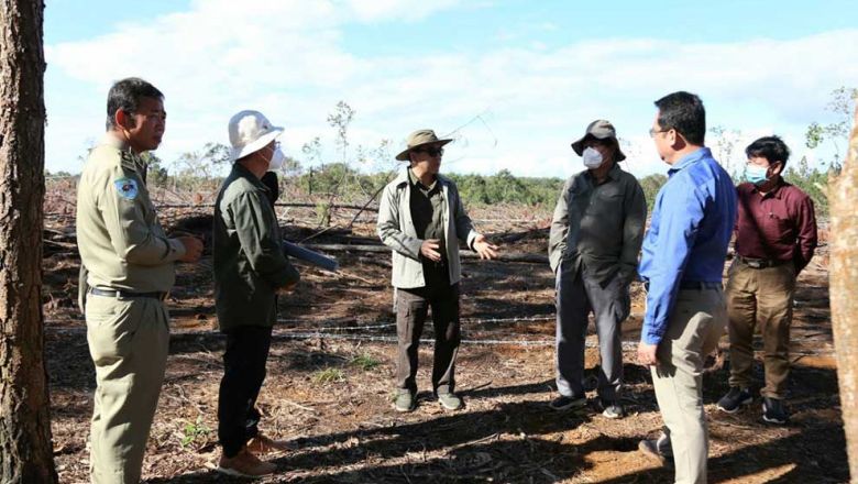 Agriculture minister Veng Sakhon (centre). VENG SAKHON VIA FACEBOOK Content image - Phnom Penh Post