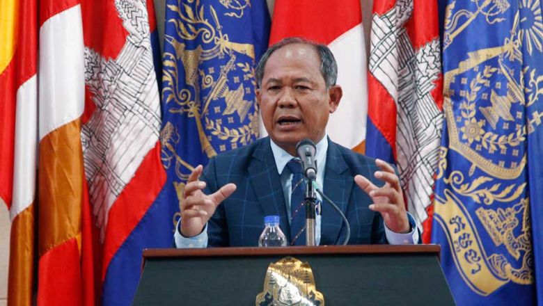 Banteay Meanchey provincial governor Oum Reatrey speaks at the press conference on March 28. Heng Chivoan Content image - Phnom Penh Post