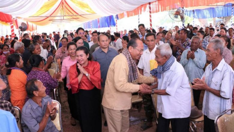 Residents greeted Kampot Provincial Governor Mao Thonin in a public forum recently. KAMPOT PROVINCIAL ADMINISTRATION Content image - Phnom Penh Post