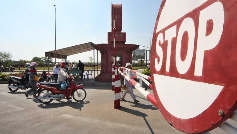 People cross the Bavet border checkpoint in Svay Rieng. Heng Chivoan Content image - Phnom Penh Post