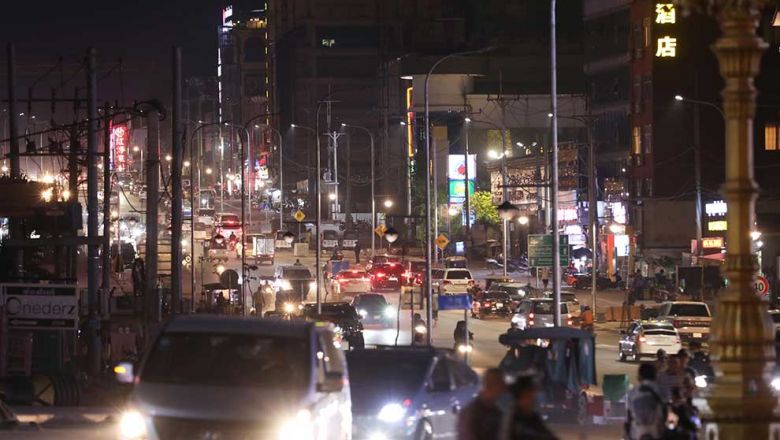 People drive past casinos in Preah Sihnouk province. Hong Menea Content image - Phnom Penh Post