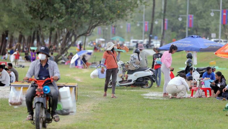 People enjoy street food along the coast in Sihanoukville on December 30. Hong Menea Content image - Phnom Penh Post