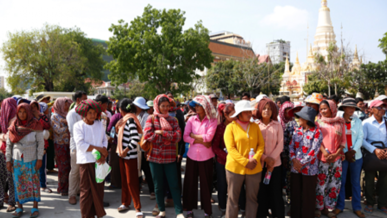 Community members protest outside Prime Minister Hun Sen's house yesterday in Phnom Penh. Hong Menea Community members protest outside Prime Minister Hun Sen's house yesterday in Phnom Penh.