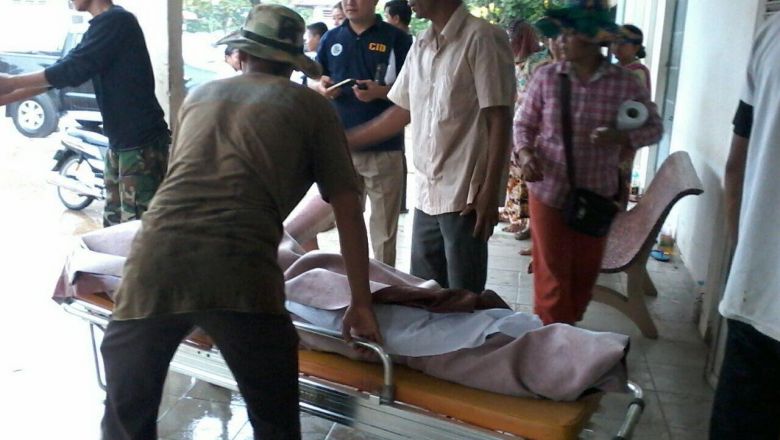 People transport a stretcher into Kampong Speu Provincial Hospital after a bomb exploded at a military base, killing an Australian and a Cambodian. Supplied Content image - Phnom Penh Post