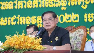 Sar Kheng tells officials to solve encroachment in Battambang province area